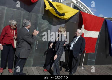 (l-r) Patricia Stenning, Kamal Dastyari, Mary-Louise Williams (Direktorin des Australian National Maritime Museum), Tanya Plibersek MP und Barry Cohen. Die offizielle Zeremonie, bei der drei neue Panels an der Willkommensmauer enthüllt werden, die die Namen der Einwanderer nach Australien an der Willkommensmauer enthält. Die 100 Meter lange Mauer befindet sich im Australian National Maritime Museum in Darling Harbour in der Nähe der Pyrmont Docks, einem Ort, an dem Millionen neuer Siedler erstmals an Land gingen. Sydney, Australien. 18.05.08. Stockfoto