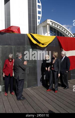 (l-r) Patricia Stenning, Kamal Dastyari, Mary-Louise Williams (Direktorin des Australian National Maritime Museum), Tanya Plibersek MP und Barry Cohen. Die offizielle Zeremonie, bei der drei neue Panels an der Willkommensmauer enthüllt werden, die die Namen der Einwanderer nach Australien an der Willkommensmauer enthält. Die 100 Meter lange Mauer befindet sich im Australian National Maritime Museum in Darling Harbour in der Nähe der Pyrmont Docks, einem Ort, an dem Millionen neuer Siedler erstmals an Land gingen. Sydney, Australien. 18.05.08. Stockfoto