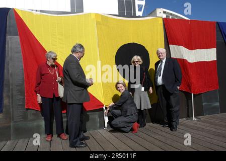 (l-r) Patricia Stenning, Kamal Dastyari, Tanya Plibersek MP, Mary-Louise Williams (Direktorin des Australian National Maritime Museum) und Barry Cohen. Die offizielle Zeremonie, bei der drei neue Panels an der Willkommensmauer enthüllt werden, die die Namen der Einwanderer nach Australien an der Willkommensmauer enthält. Die 100 Meter lange Mauer befindet sich im Australian National Maritime Museum in Darling Harbour in der Nähe der Pyrmont Docks, einem Ort, an dem Millionen neuer Siedler erstmals an Land gingen. Sydney, Australien. 18.05.08. Stockfoto