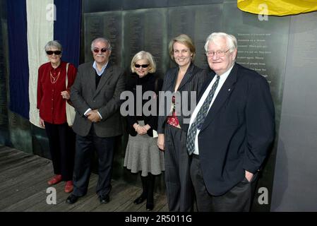 (l-r) Patricia Stenning, Kamal Dastyari, Mary-Louise Williams (Direktorin des Australian National Maritime Museum), Tanya Plibersek MP und Barry Cohen. Die offizielle Zeremonie, bei der drei neue Panels an der Willkommensmauer enthüllt werden, die die Namen der Einwanderer nach Australien an der Willkommensmauer enthält. Die 100 Meter lange Mauer befindet sich im Australian National Maritime Museum in Darling Harbour in der Nähe der Pyrmont Docks, einem Ort, an dem Millionen neuer Siedler erstmals an Land gingen. Sydney, Australien. 18.05.08. Stockfoto