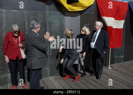 (l-r) Patricia Stenning, Kamal Dastyari, Tanya Plibersek MP, Mary-Louise Williams (Direktorin des Australian National Maritime Museum) und Barry Cohen. Die offizielle Zeremonie, bei der drei neue Panels an der Willkommensmauer enthüllt werden, die die Namen der Einwanderer nach Australien an der Willkommensmauer enthält. Die 100 Meter lange Mauer befindet sich im Australian National Maritime Museum in Darling Harbour in der Nähe der Pyrmont Docks, einem Ort, an dem Millionen neuer Siedler erstmals an Land gingen. Sydney, Australien. 18.05.08. Stockfoto