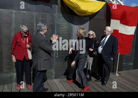 (l-r) Patricia Stenning, Kamal Dastyari, Tanya Plibersek MP, Mary-Louise Williams (Direktorin des Australian National Maritime Museum) und Barry Cohen. Die offizielle Zeremonie, bei der drei neue Panels an der Willkommensmauer enthüllt werden, die die Namen der Einwanderer nach Australien an der Willkommensmauer enthält. Die 100 Meter lange Mauer befindet sich im Australian National Maritime Museum in Darling Harbour in der Nähe der Pyrmont Docks, einem Ort, an dem Millionen neuer Siedler erstmals an Land gingen. Sydney, Australien. 18.05.08. Stockfoto