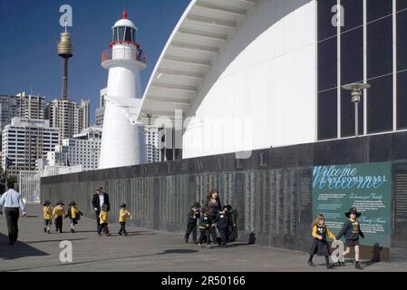 Die Begrüßungsmauer, die die Namen der Einwanderer nach Australien enthält. Die 100 Meter lange Mauer befindet sich im Australian National Maritime Museum in Darling Harbour in der Nähe der Pyrmont Docks, einem Ort, an dem Millionen neuer Siedler erstmals an Land gingen. Sydney, Australien. 20.05.08. Stockfoto