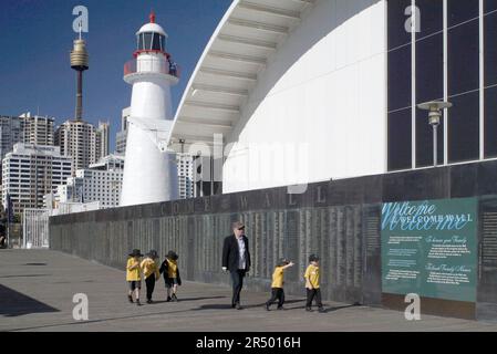 Die Begrüßungsmauer, die die Namen der Einwanderer nach Australien enthält. Die 100 Meter lange Mauer befindet sich im Australian National Maritime Museum in Darling Harbour in der Nähe der Pyrmont Docks, einem Ort, an dem Millionen neuer Siedler erstmals an Land gingen. Sydney, Australien. 20.05.08. Stockfoto