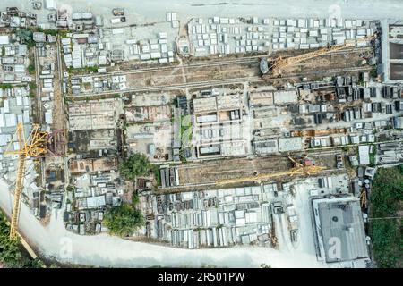 Große Lagerung von Baumaterialien. Industriegebiet von oben. Drohnenfoto. Stockfoto