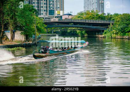 Langboot Wassertaxi auf dem Khlong Ban Pa in Phra Khanong Nuea in der Nähe von On Nut, Wattana (Vadhana) Gegend von Bangkok, Thailand. Stockfoto