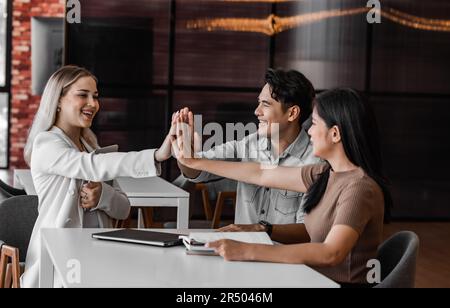 Studierende treten Studiengruppen in der akademischen Bibliothek bei, um an Teambildung und Projektaufgaben zu arbeiten. Gemeinschaftliches Brainstorming, Denken. Ce Stockfoto