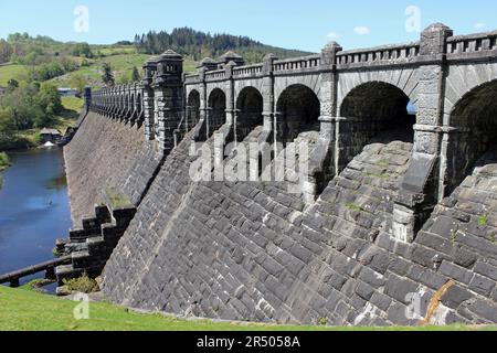 Der Naturstein-Staudamm am Lake Vyrnwy RSPB Reserve, Powys, Wales, UK Stockfoto