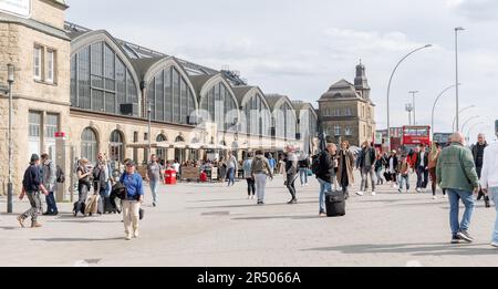 Hamburg, Deutschland. 02. Mai 2023. Blick auf den Vorplatz des Hamburger Hauptbahnhofs auf Steintorwall-Ebene. Kredit: Markus Scholz/dpa/Alamy Live News Stockfoto