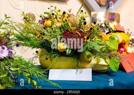 Im Herbst gibt es noch Wildblumen, Kräuter, Obst und Gemüse Stockfoto