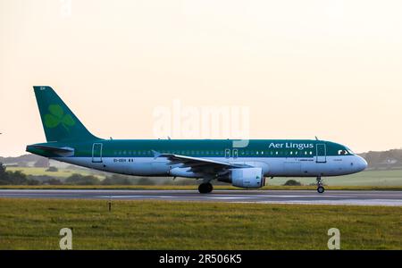 Flughafen Cork. Cork, Irland. 31. Mai 2023. Ein Aer Lingus Airbus A320 auf der Landebahn, der sich auf den Start eines frühen Morgenflugs nach Amsterdam vom Flughafen Cork, Cork, Irland, vorbereitet. David Creedon/Alamy Live News Stockfoto