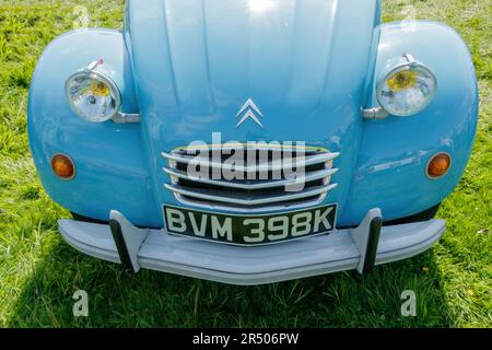 Details der vorderen Motorhaube des klassischen französischen citroen 1970er 1971 in Vintage Blue 2CV deux Chevaux Stockfoto