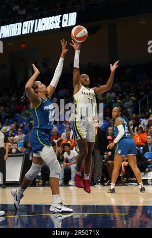 Arlington, Usa. 30. Mai 2023. Arlington, Texas, USA: Crystal Dangerfield schießt während des WNBA-Spiels zwischen Dallas Wings und Minnesota Lynx im College Park Center den Ball in der Farbe. Am 30. Mai 2023 in Arlington, Texas . (Foto von Javier Vicencio/Eyepix Group Kredit: Eyepix Group/Alamy Live News Stockfoto