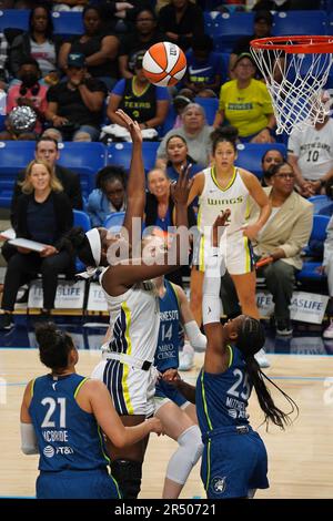 Arlington, Usa. 30. Mai 2023. Arlington, Texas, USA: Kalani Brown der Dallas Wings schießt beim WNBA-Spiel zwischen Dallas Wings und Minnesota Lynx im College Park Center in Linkshänder. Am 30. Mai 2023 in Arlington, Texas . (Foto von Javier Vicencio/Eyepix Group Kredit: Eyepix Group/Alamy Live News Stockfoto