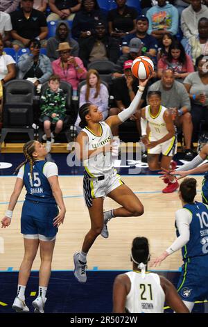 Arlington, Usa. 30. Mai 2023. Arlington, Texas, USA: Satou Sabally von den Dallas Wings geht beim WNBA-Spiel zwischen Dallas Wings und Minnesota Lynx im College Park Center auf den linken Layup. Am 30. Mai 2023 in Arlington, Texas . (Foto von Javier Vicencio/Eyepix Group Kredit: Eyepix Group/Alamy Live News Stockfoto