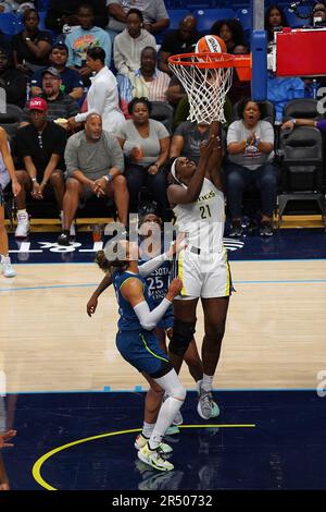 Arlington, Usa. 30. Mai 2023. Arlington, Texas, USA: Kalani Brown spielt beim WNBA-Spiel zwischen Dallas Wings und Minnesota Lynx im College Park Center den linken Layup. Am 30. Mai 2023 in Arlington, Texas . (Foto von Javier Vicencio/Eyepix Group Kredit: Eyepix Group/Alamy Live News Stockfoto