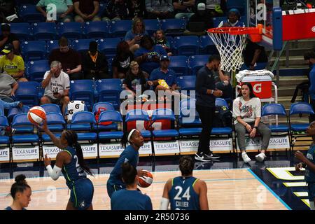 Arlington, Usa. 30. Mai 2023. Arlington, Texas, USA: Mexikanisch-französischer Profi-Basketballspieler der Dallas Wings Lou Lopez Sénéchal (Spieler rechts) sitzt auf der Bank und verlässt das Spiel mit einem verletzten Knie während des WNBA-Spiels zwischen Dallas Wings und Minnesota Lynx im College Park Center. Am 30. Mai 2023 in Arlington, Texas . (Foto von Javier Vicencio/Eyepix Group Kredit: Eyepix Group/Alamy Live News Stockfoto