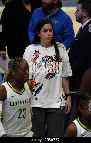 Arlington, Usa. 30. Mai 2023. Arlington, Texas, USA: Mexikanisch-französischer Profi-Basketballspieler der Dallas Wings Lou Lopez Sénéchal (letzter Spieler rechts) sitzt mit einem verletzten Knie auf der Bank und aus dem Spiel während des WNBA-Spiels zwischen Dallas Wings und Minnesota Lynx im College Park Center. Am 30. Mai 2023 in Arlington, Texas . (Foto von Javier Vicencio/Eyepix Group Kredit: Eyepix Group/Alamy Live News Stockfoto