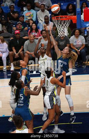 Arlington, Usa. 30. Mai 2023. Arlington, Texas, USA: Kalani Brown spielt beim WNBA-Spiel zwischen Dallas Wings und Minnesota Lynx im College Park Center den linken Layup. Am 30. Mai 2023 in Arlington, Texas . (Foto von Javier Vicencio/Eyepix Group Kredit: Eyepix Group/Alamy Live News Stockfoto