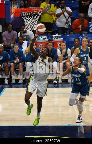 Arlington, Usa. 30. Mai 2023. Arlington, Texas, USA: Natasha Howard von den Dallas Wings spielt beim WNBA-Spiel zwischen Dallas Wings und Minnesota Lynx im College Park Center den rechten Layup. Am 30. Mai 2023 in Arlington, Texas . (Foto von Javier Vicencio/Eyepix Group Kredit: Eyepix Group/Alamy Live News Stockfoto