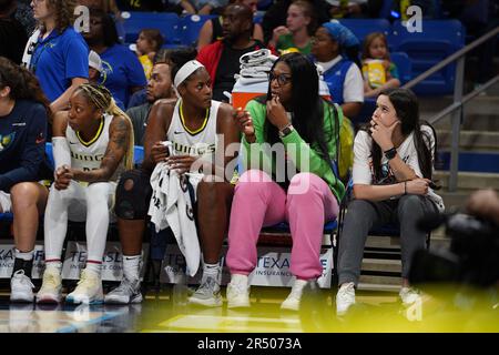 Arlington, Usa. 30. Mai 2023. Arlington, Texas, USA: Mexikanisch-französischer Profi-Basketballspieler der Dallas Wings Lou Lopez Sénéchal (letzter Spieler rechts) sitzt mit einem verletzten Knie auf der Bank und aus dem Spiel während des WNBA-Spiels zwischen Dallas Wings und Minnesota Lynx im College Park Center. Am 30. Mai 2023 in Arlington, Texas . (Foto von Javier Vicencio/Eyepix Group Kredit: Eyepix Group/Alamy Live News Stockfoto