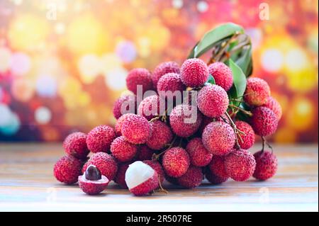 Litschis auf dem Tisch und farbenfroher Hintergrund, frische, reife Litschi-Früchte tropische Früchte geschälte Litschis in Thailand Stockfoto