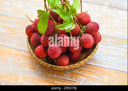 Litschis auf einem Korb, frische, reife Litschis, tropische Früchte, geschälte Litschis in Thailand Stockfoto