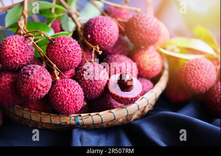 Litschis auf einem Korb, frische, reife Litschis, tropische Früchte, geschälte Litschis in Thailand Stockfoto