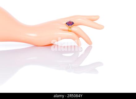 Amethyst Jewel oder Edelsteine Ring auf weiblicher Hand aus Plastikpuppe. Sammlung von Accessoires für natürliche Edelsteine. Studioaufnahme Stockfoto