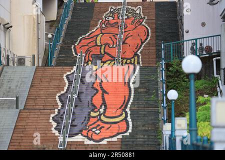 Kinugawa, Japan, Mai 3 2023: Ein Onigamalbild auf einer Treppe der Fureai-Brücke in Kinugawa Onsen. Eine Onigamiden ist eine Art Dämon, Ork, Oger oder Troll in Japa Stockfoto