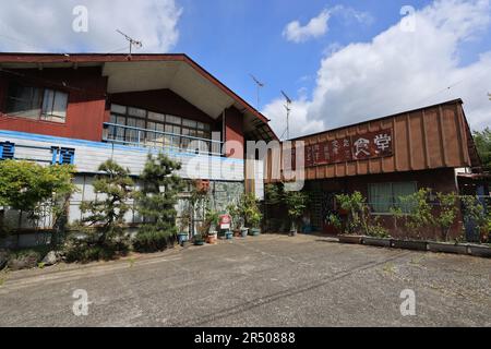 Kinugawa, Japan - 3. Mai 2023: Das geschlossene Restaurant im Dorf Kinugawa Onsen. Japan erlebte den Covid-Virus sowie die Landflucht A Stockfoto