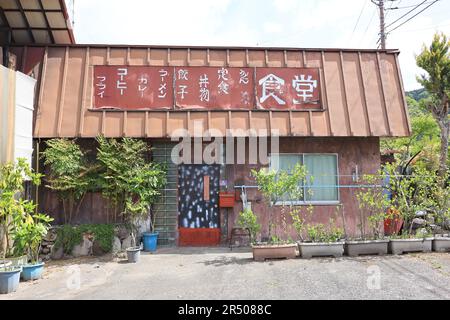 Kinugawa, Japan - 3. Mai 2023: Das geschlossene Restaurant im Dorf Kinugawa Onsen. Japan erlebte den Covid-Virus sowie die Landflucht A Stockfoto