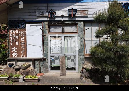 Kinugawa, Japan - 3. Mai 2023: Das geschlossene Restaurant im Dorf Kinugawa Onsen. Japan erlebte den Covid-Virus sowie die Landflucht A Stockfoto