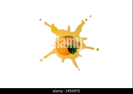 Frisches saftiges Orange auf weißem Hintergrund Stockfoto