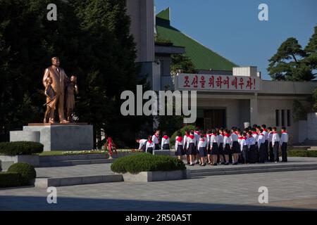 Eine Gruppe junger Pioniere auf den Straßen von Pjöngjang in Nordkorea Stockfoto