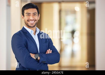 Selbstbewusst, Porträt und ein Geschäftsmann mit verschränkten Armen für Unternehmen, Job und berufliche Karriere. Glücklich, Anzug und ein junger asiatischer Angestellter Stockfoto