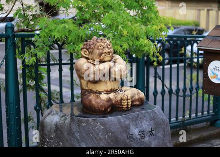 Kinugawa, Japan, 3 2023. Mai: Eine Onigamigatue in Kinugawa Onsen. Eine Oni ist eine Art Dämon, Ork, Oger oder Troll in der japanischen Folklore. Stockfoto