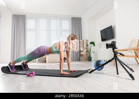 Fitnesstrainer nimmt Online-Kurse zu Hause auf Stockfoto