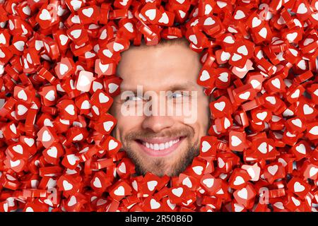 Collage 3D Pinup Pop Retro Sketch Bild von einem kniffligen lächelnden Männergesicht, das aussieht wie ein Loch isolierter roter Hintergrund Stockfoto