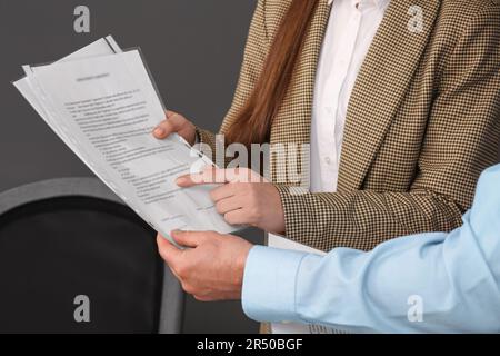 Geschäftsleute, die mit Dokumenten arbeiten, im Büro, in der Nähe Stockfoto