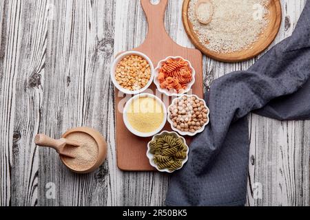 Set aus gesunden natürlichen glutenfreien Porridges und Pasta für glutenfreie Ernährung Top View. Speicherplatz kopieren. Pflanzliche Bewegung, klimafreundliche Ernährung, Eco-f Stockfoto