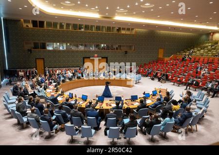 (230531) -- VEREINTE NATIONEN, 31. Mai 2023 (Xinhua) -- Vertreter stimmen während einer Sitzung des UN-Sicherheitsrats am Sitz der Vereinten Nationen in New York am 30. Mai 2023 über eine Resolution zum Mandat einer UN-Mission für Irak ab. Der Sicherheitsrat der Vereinten Nationen hat am Dienstag eine Resolution angenommen, mit der das Mandat der Hilfsmission der Vereinten Nationen für Irak (UNAMI) um ein weiteres Jahr bis zum 31. Mai 2024 verlängert und ihre Kernaufgaben beibehalten werden sollen. (Eskinder Debebe/UN Foto/Handout über Xinhua) Stockfoto