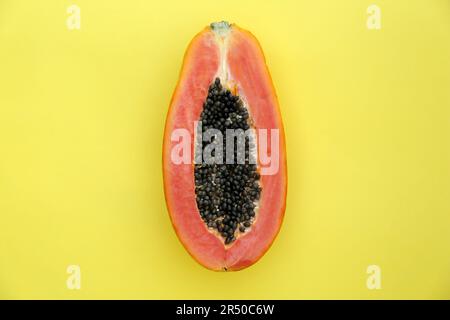 Die Hälfte frischer reifer Papaya-Früchte auf hellgrünem Hintergrund, Draufsicht Stockfoto