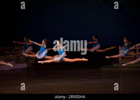 Kinder, die eine Show im Mangyongdae School Children's Palace in Pjöngjang in Nordkorea aufführen Stockfoto