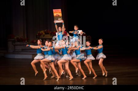 Kinder, die eine Show im Mangyongdae School Children's Palace in Pjöngjang in Nordkorea aufführen Stockfoto