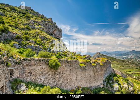 Blick nach Westen von der Bastion der Temistokel, Verteidigungsmauer um Gate C (drittes Tor), Festung Akrocorinth, in der Nähe von Korinth, Region Peloponnes, Griechenland Stockfoto