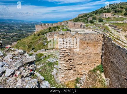 Blick nach Norden in Richtung Golf von Korinth von der Bastion der Temistokel in der Nähe von Tor C (drittes Tor), Festung Akrocorinth, in der Nähe von Korinth, Peloponnes, Griechenland Stockfoto