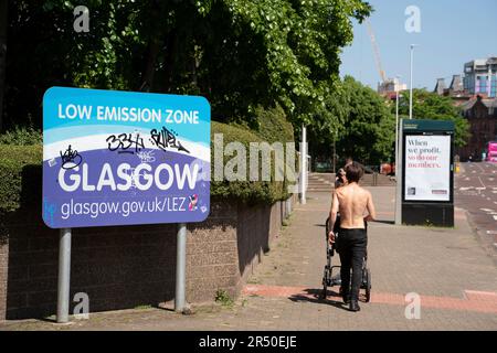 Schild mit dem Beginn DER LEZ- oder Niedrigemissionszone, wo ältere umweltschädlichere Autos mit einer Geldstrafe belegt werden können, wenn sie in Glasgow City Centre, Schottland, UK, einfahren Stockfoto