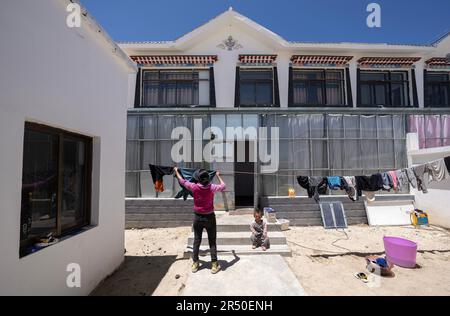 (230531) -- NGARI, 31. Mai 2023 (Xinhua) -- Eine Enkeltochter von Losang Zhamdu, legt ihre Wäscherei in ihrem Haus der "fünften Generation" in Demqog Village, Zhaxigang Township, gar County in der Präfektur Ngari der Autonomen Region Tibet im Südwesten Chinas ab, 28. Mai 2023. Der 84-jährige Losang Zhamdu, der vor seiner Residenz im Dorf Demqog in der Stadt Zhaxigang, im Bezirk gar in der Präfektur Ngari in Tibet saß, erzählte eine Geschichte über die fünf Häuser, in denen er gelebt hatte.'Meine Mutter und ich lebten zusammen in einem Zelt aus Yakhaar, Alles, was wir hatten, war eine Ziegenfelljacke und eine abgenutzte tibetische Decke Stockfoto