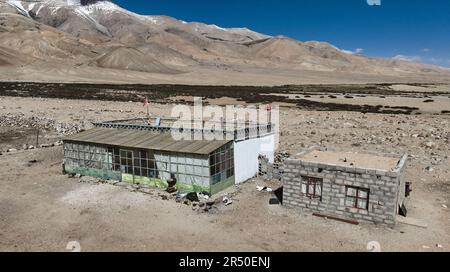 (230531) -- NGARI, 31. Mai 2023 (Xinhua) -- Dieses Luftfoto wurde am 28. Mai 2023 aufgenommen und zeigt ein Haus der "dritten Generation" in Demqog Village, Zhaxigang Township, gar County in der Präfektur Ngari der Autonomen Region Tibet im Südwesten Chinas. Der 84-jährige Losang Zhamdu, der vor seiner Residenz im Dorf Demqog in der Stadt Zhaxigang, im Bezirk gar in der Präfektur Ngari in Tibet saß, erzählte eine Geschichte über die fünf Häuser, in denen er gelebt hatte.'Meine Mutter und ich lebten zusammen in einem Zelt aus Yakhaar, Alle unsere Besitztümer waren eine Ziegenfelljacke und eine abgenutzte tibetische Decke," erinnerte sich Losang Zhamdu, dann eine Leibeigenschaft Stockfoto